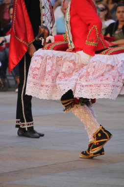 Bir sokak festivalinde Bask halk dansı sergisi