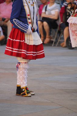 Bir sokak festivalinde Bask halk dansı sergisi