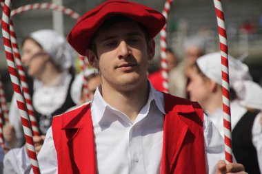 Bir sokak festivalinde Bask halk dansı sergisi