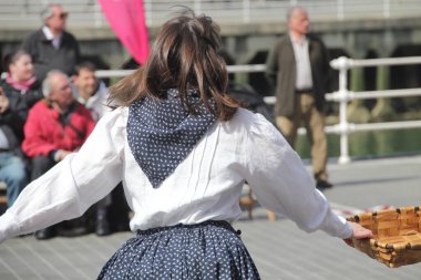 Bir sokak festivalinde Bask halk dansı sergisi