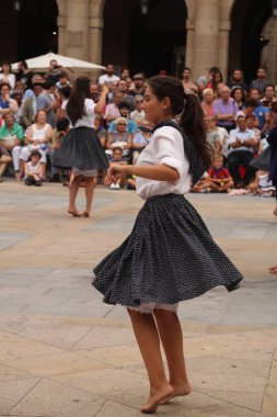 Bir sokak festivalinde Bask halk dansı sergisi