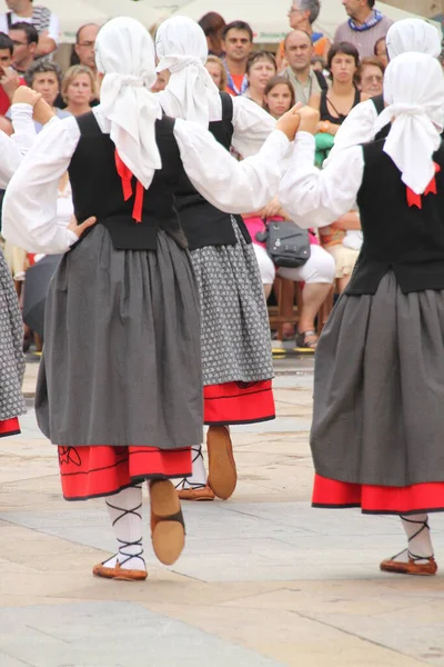 Baskische Volksdanstentoonstelling Een Straatfestival — Stockfoto