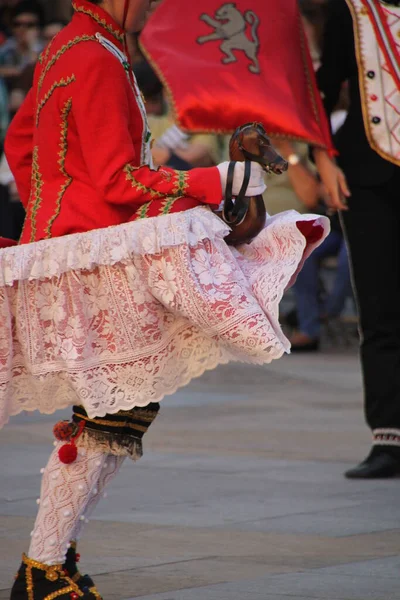 Bir sokak festivalinde Bask halk dansı sergisi