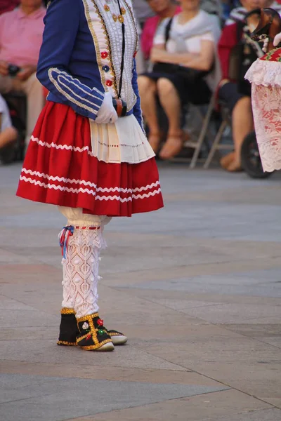 Bir sokak festivalinde Bask halk dansı sergisi