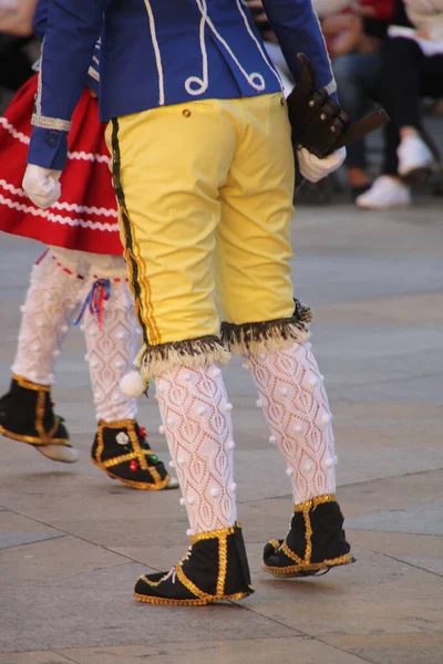 ストリートフェスティバルでのバスク民俗舞踊展 — ストック写真