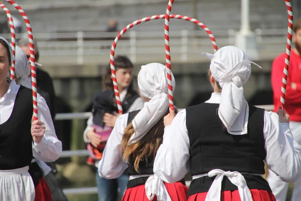 Bir Sokak Festivalinde Bask Halk Dansı Sergisi — Stok fotoğraf