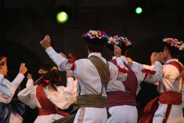 ストリートフェスティバルでのバスク民俗舞踊展 — ストック写真