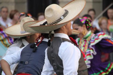 Bir festivalde Meksikalı halk dansı