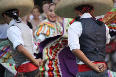 Bir festivalde Meksikalı halk dansı