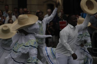 Kolombiya 'dan bir sokak festivalinde halk dansı
