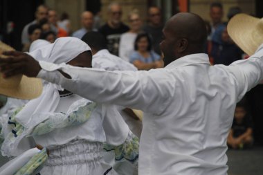 Kolombiya 'dan bir sokak festivalinde halk dansı