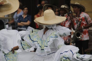 Kolombiya 'dan bir sokak festivalinde halk dansı