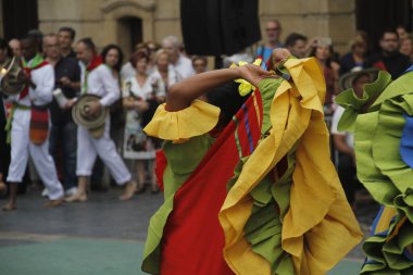 Kolombiya 'dan bir sokak festivalinde halk dansı