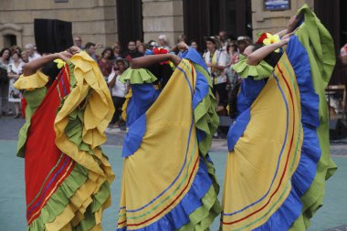 Kolombiya 'dan bir sokak festivalinde halk dansı