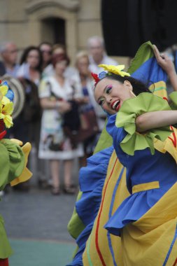 Kolombiya 'dan bir sokak festivalinde halk dansı