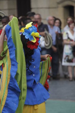 Kolombiya 'dan bir sokak festivalinde halk dansı