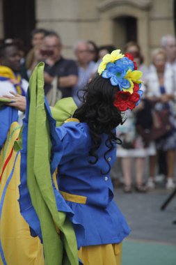 Kolombiya 'dan bir sokak festivalinde halk dansı