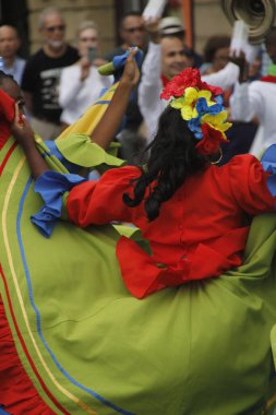 Kolombiya 'dan bir sokak festivalinde halk dansı