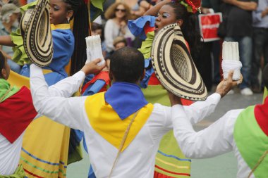 Kolombiya 'dan bir sokak festivalinde halk dansı