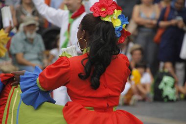 Kolombiya 'dan bir sokak festivalinde halk dansı