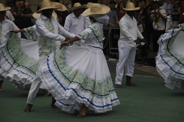 哥伦比亚街头音乐节上的民间舞蹈 — 图库照片