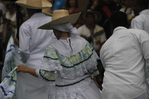 哥伦比亚街头音乐节上的民间舞蹈 — 图库照片