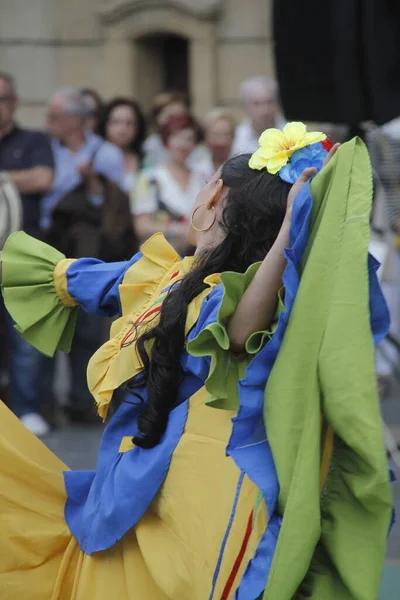 Volkstanz Aus Kolumbien Bei Einem Straßenfest — Stockfoto