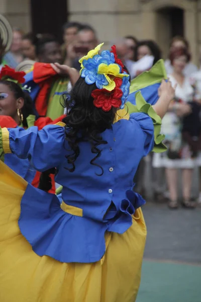 ストリートフェスティバルでコロンビアからの民俗舞踊 — ストック写真