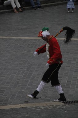 Halk festivalinde geleneksel bas dansı