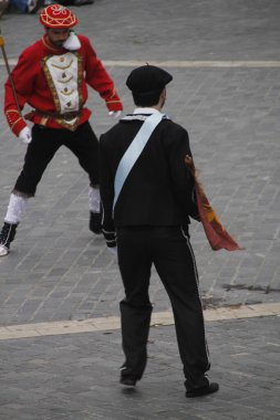 Halk festivalinde geleneksel bas dansı