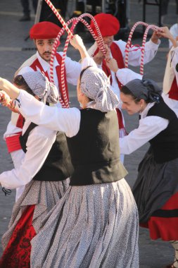 Halk festivalinde geleneksel bas dansı
