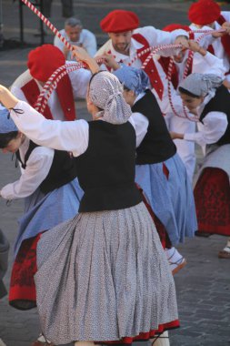 Halk festivalinde geleneksel bas dansı