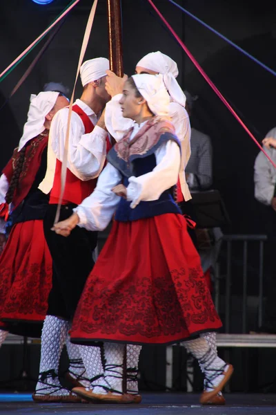 Halk Festivalinde Geleneksel Bas Dansı — Stok fotoğraf