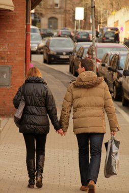 Sokakta yürüyen çift