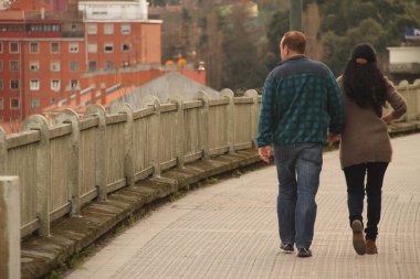 Sokakta yürüyen çift