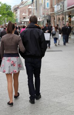 Sokakta yürüyen çift