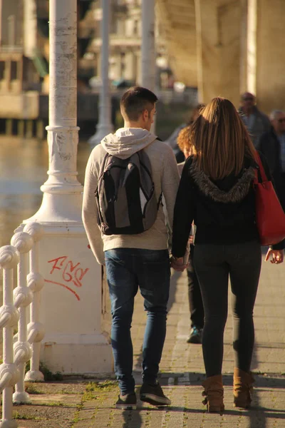 Coppia Passeggiando Strada — Foto Stock