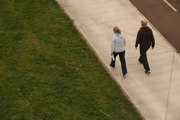 Couple Marchant Dans Rue — Photo