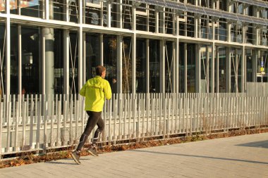 Bilbao sokaklarında koşuyor