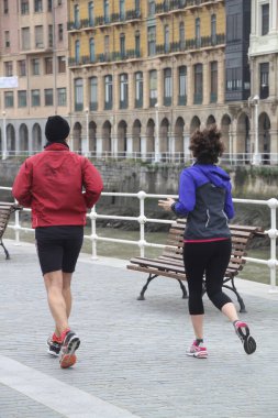 Bilbao sokaklarında koşuyor