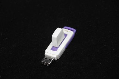 Siyah arkaplanda izole edilmiş USB