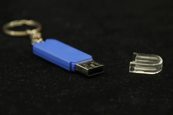 Isolierter Usb Auf Schwarzem Hintergrund — Stockfoto