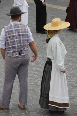 Portekizliler sokaklarda dans ediyor.