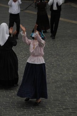 Portekizliler sokaklarda dans ediyor.