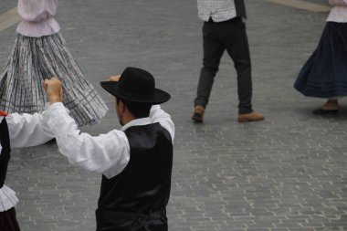 Portekizliler sokaklarda dans ediyor.