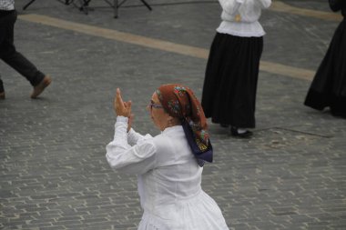 Portekizliler sokaklarda dans ediyor.