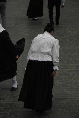 Portekizliler sokaklarda dans ediyor.