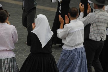 Portekizliler sokaklarda dans ediyor.