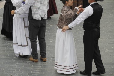 Portekizliler sokaklarda dans ediyor.