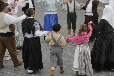 Portekizliler sokaklarda dans ediyor.